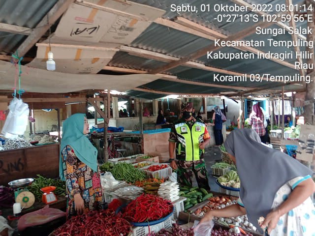 Komsos dengan Pedagang Pasar Sungai Salak, Babinsa Serma Damrianto Cek Harga Sembako