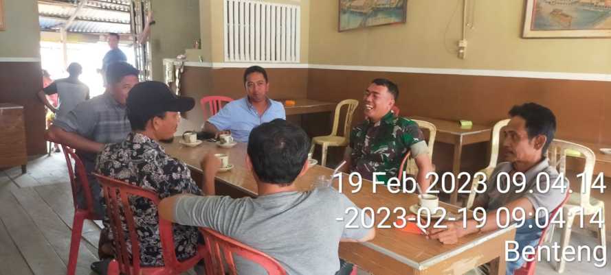 Lakukan Komsos Bersama Ketua Kelompok Tani Oleh Sertu Bendri