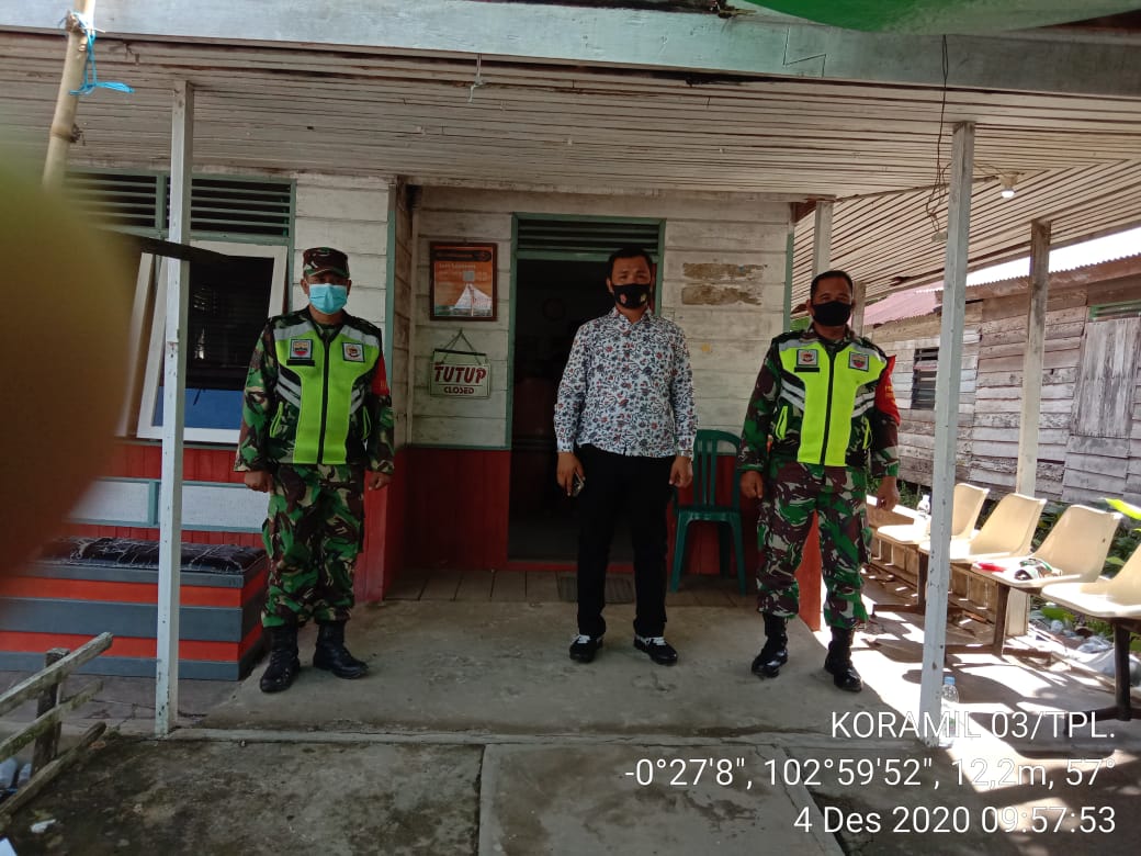 Koramil 03/Tempuling dan Satgas Lakukan Penegakan Disiplin Sekaligus Dampingi Penyaluran BST