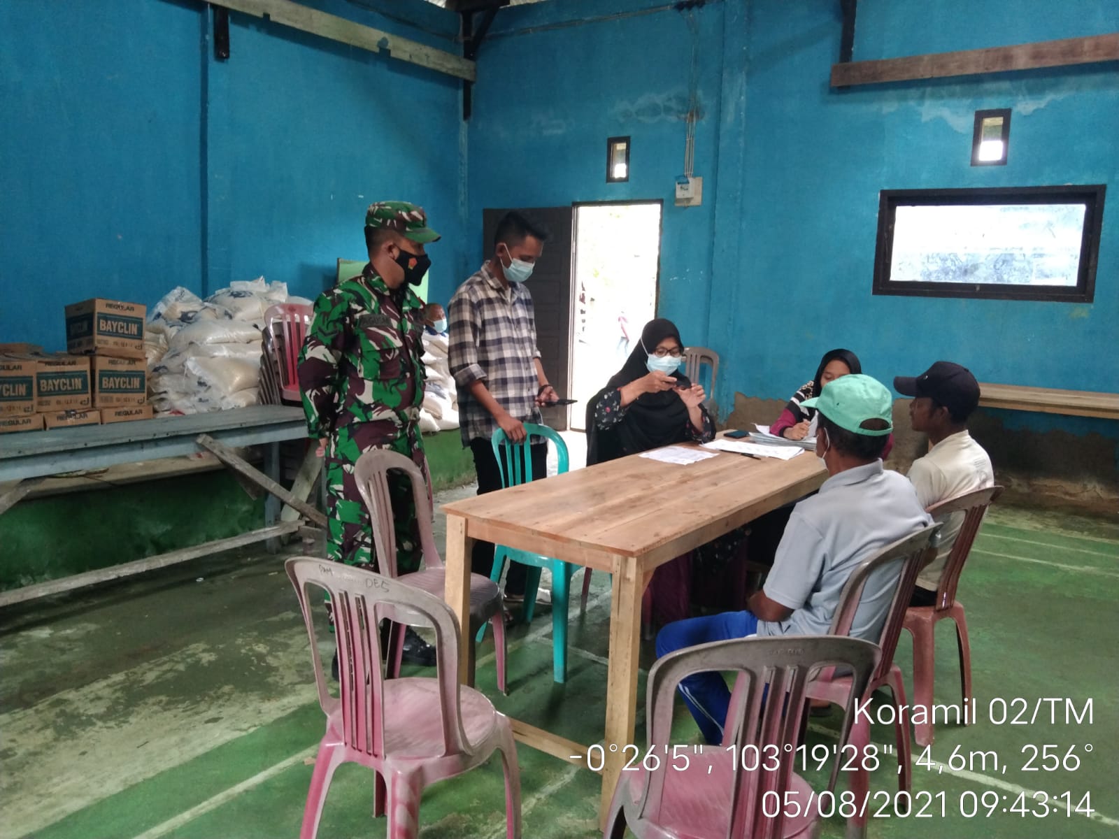 Babinsa Koramil 02/Tanah Merah Dampingi  Penyaluran BST dan PKH