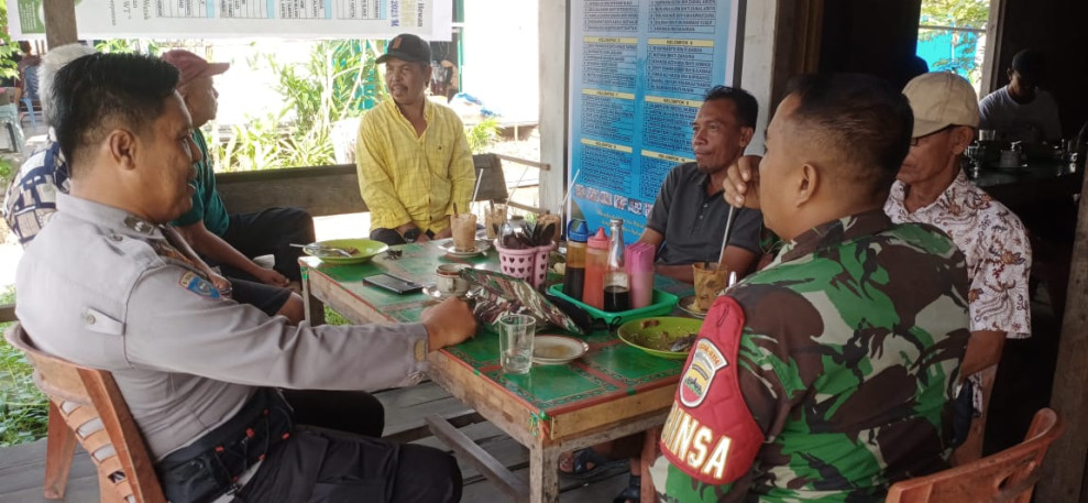 Bhabimsa Koramil 05/GAS Serda Guntur Laksanakan Giat Komsos Bersama Apdes dan Bhabinkamtibmas Di Warung Kopi