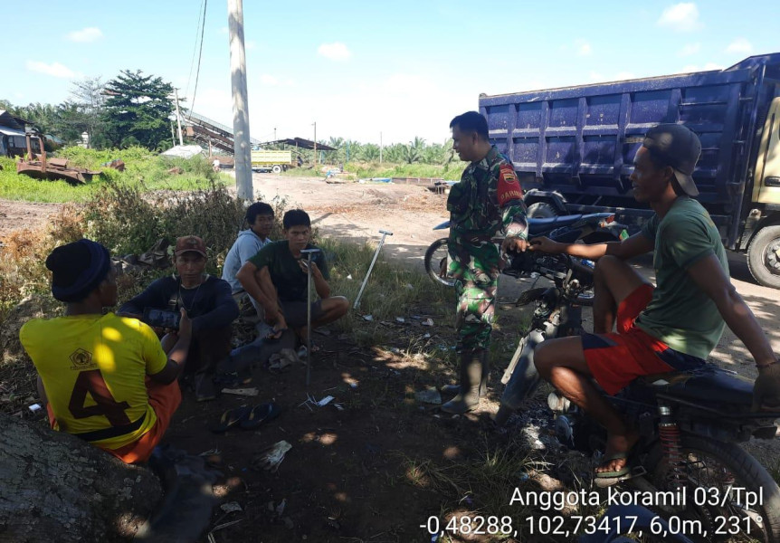 Dekatkan Diri Dengan Warga, Babinsa 03/Tpl Serma Damrianto Komsos Dengan Petani Dan Buruh Sawit