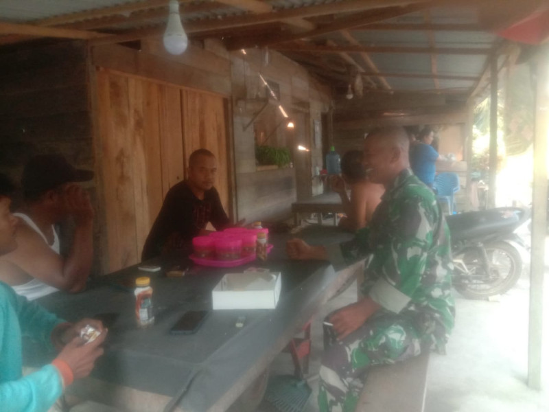 Di Desa Limo Manis, Babinsa Koramil 09/Kemuning Jalin Silaturahmi Antar Sesama