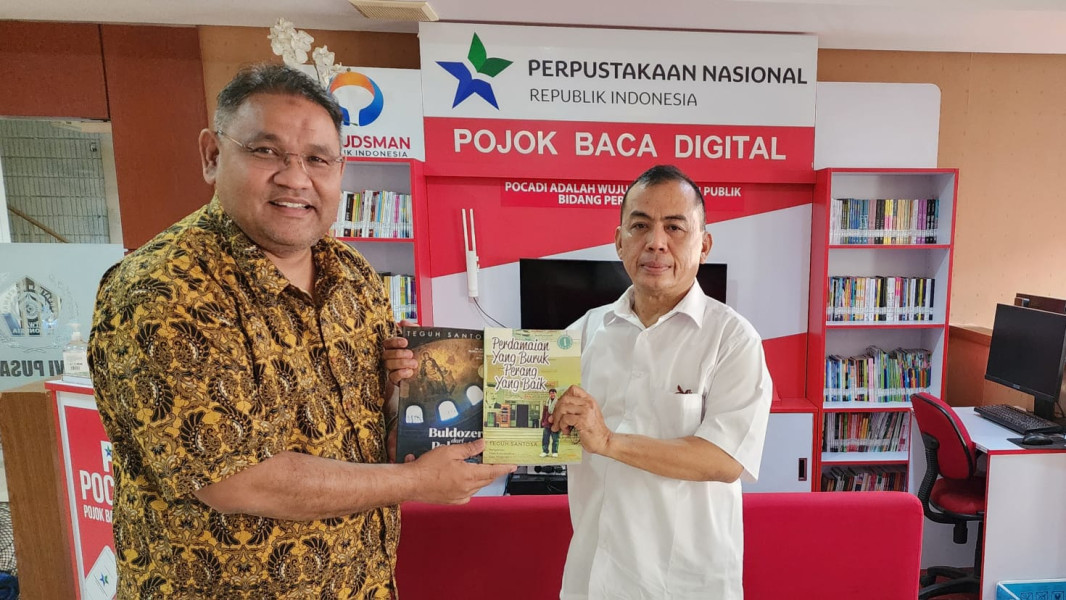Ketua Umum JMSI Serahkan Dua Buku Peraih Rekor MURI untuk PWI