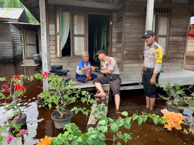 Polsek Simpang Kanan Beri Bantuan Korban Banjir