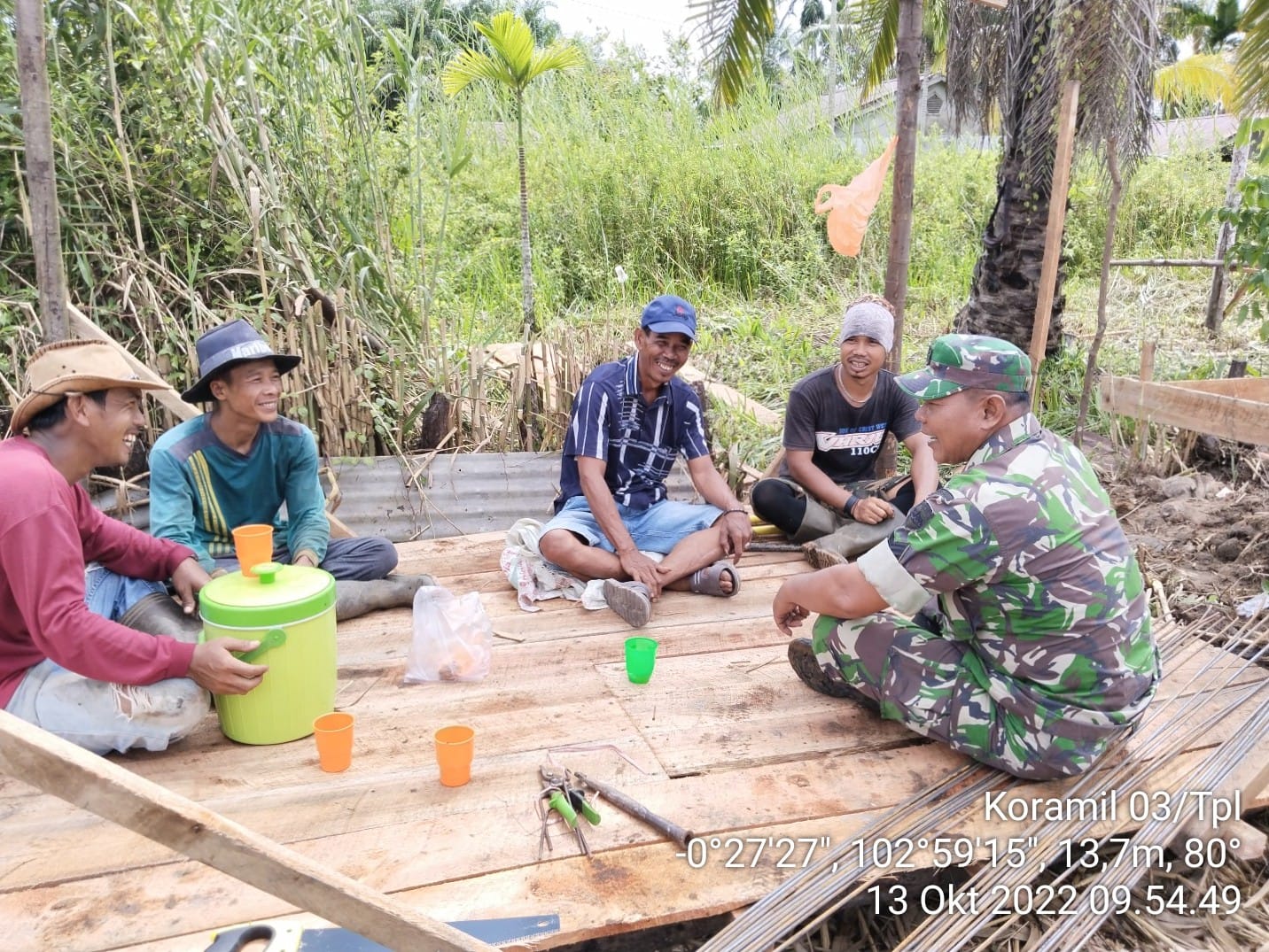 Manfaatkan Waktu Istirahat Gotong Royong, Babinsa Koramil 03/Tpl Laksanakan Komsos Dengan Warga