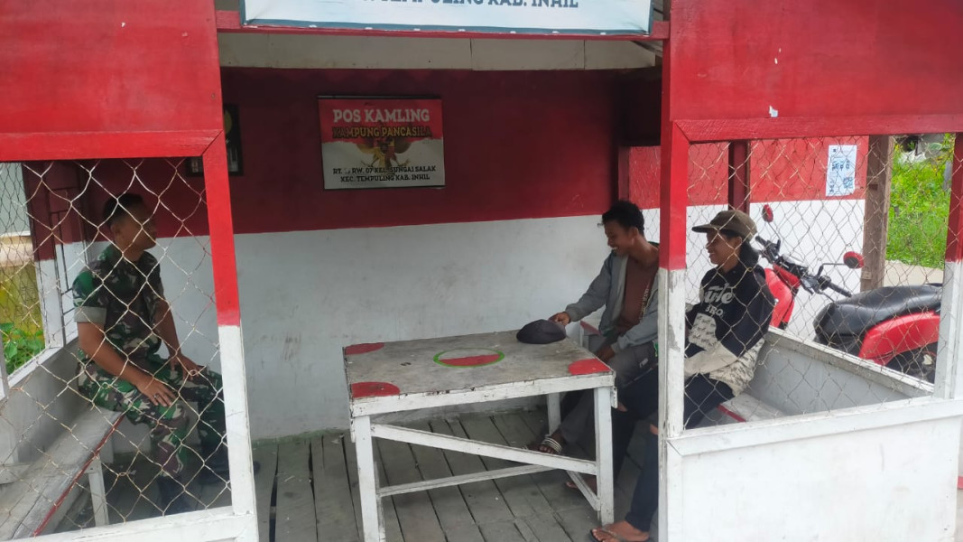 Komsos di Kampung Pancasila, Sertu Angga W. Laksmana Ajak Pemuda Semarakkan HUT RI ke 79