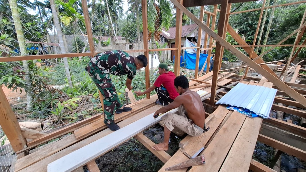 TMMD ke-123: Koramil 09 Kemuning dan Masyarakat Membangun RTLH untuk Desa Karya
