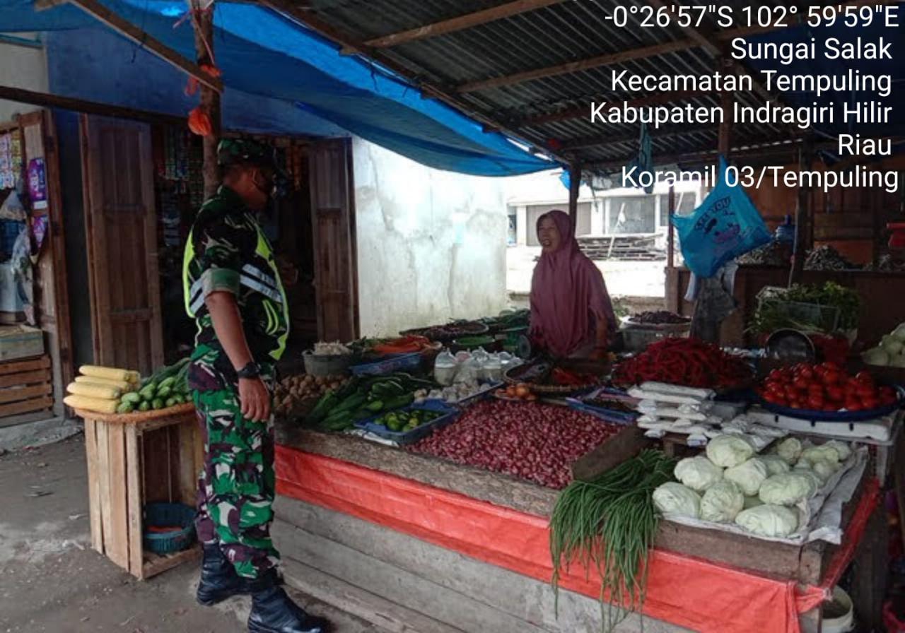 Babinsa 03/Tempuling Jalin Komsos Dengan Ibu-ibu Pedagang Pasar