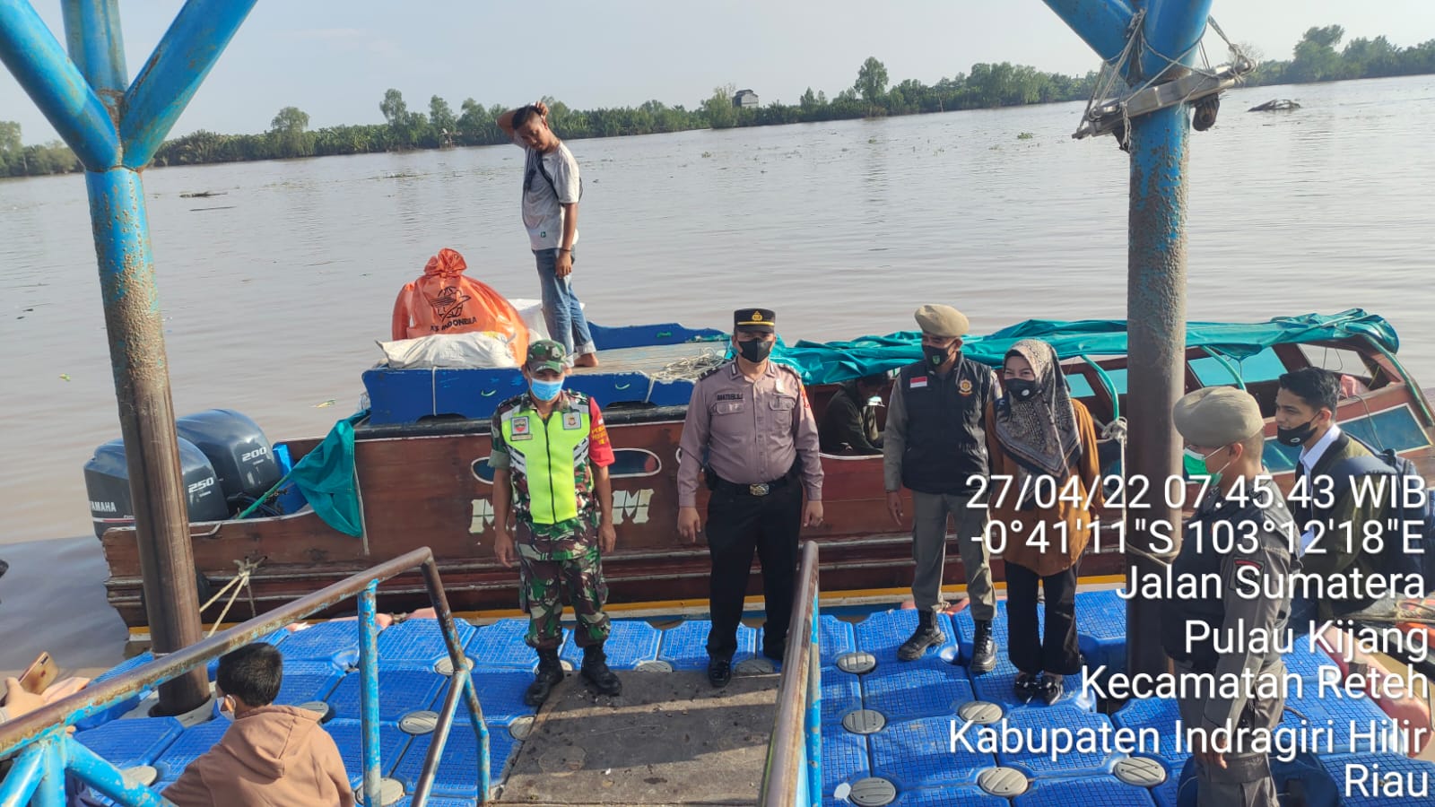 Rutin Lakukan Pengecekan Terhadap Penumpang Bot Oleh Babinsa Koramil 07/Reteh