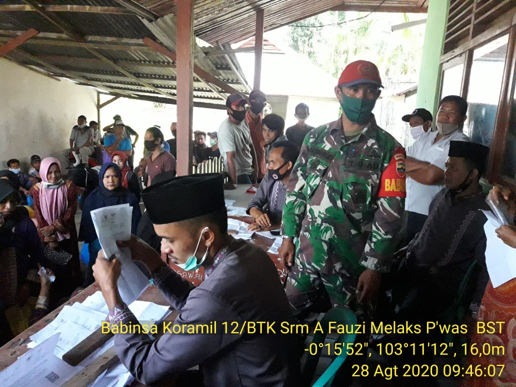 Warga Desa dan Kelurahan di Batang Tuaka Terima BST Tahap 4, Personil Koramil 12 Bantu Pengawalan