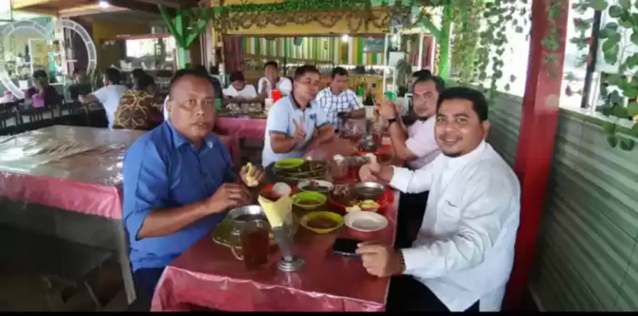Terciduk Nasarudin Wabup Pelalawan Terpilih Makan Siang di Ampera