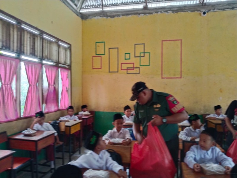 Babinsa Koramil 09/Kemuning; Makan Bergizi Gratis di Keritang, 2160 Orang Terima Manfaat