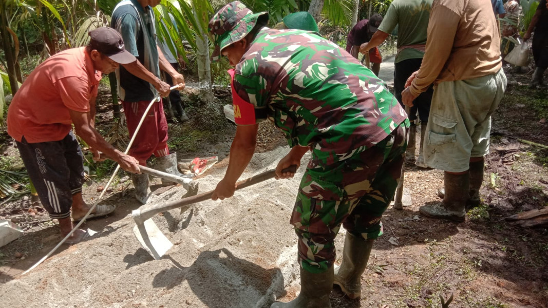 Ciptakan Situasi Yang Kondusif, Babinsa Koramil 03/Tpl Ajak Masyarakat Lakukan Gotong-royong Sekaligus Komunikasi Sosial