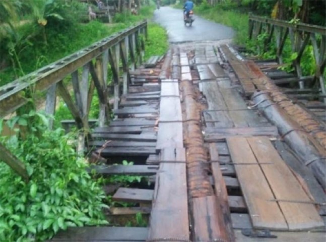 Miris, Jembatan Penghubung Tiga Desa di Batang Gangsal Inhu Nyaris Ambruk