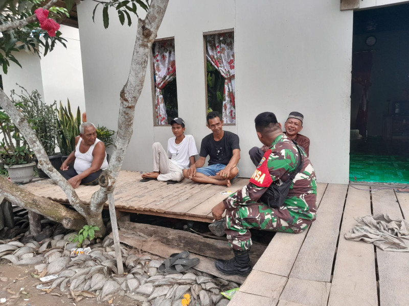 Giat Komsos, Babinsa Koramil/05 Gas Sambangi Warga Masyarakat Desa Teluk Tuasan