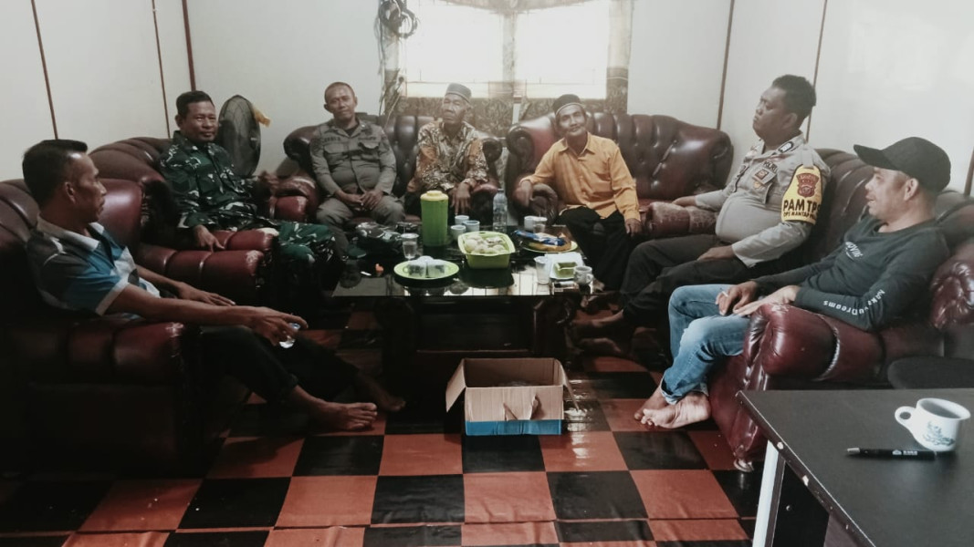 Babinsa Koramil 05/Gas Serma Nawawi Aktif Komsos Bersama Aparat Desa Jadikan Hubungan Kerja Semakin Solid