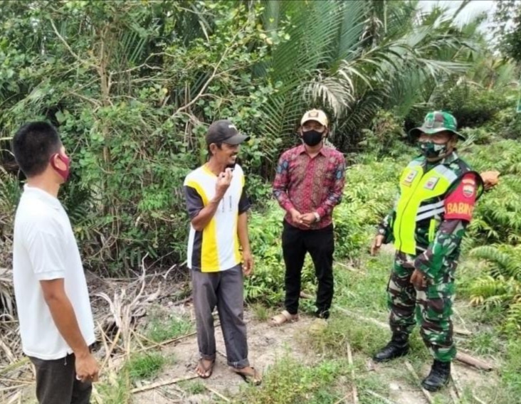 Babinsa Koramil 04/Kuindra Tingkatkan Patroli dan Sosialisasi Karhutla di Tanjung Lajau