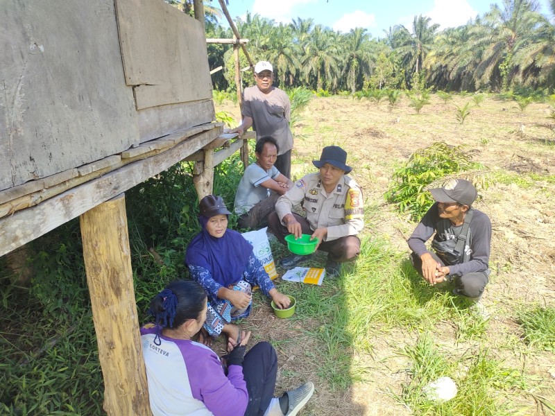 Bhabinkamtibmas Desa Talang Jangkang Ajak Petani Perkuat Gotong Royong Demi Ketahanan Pangan Nasional