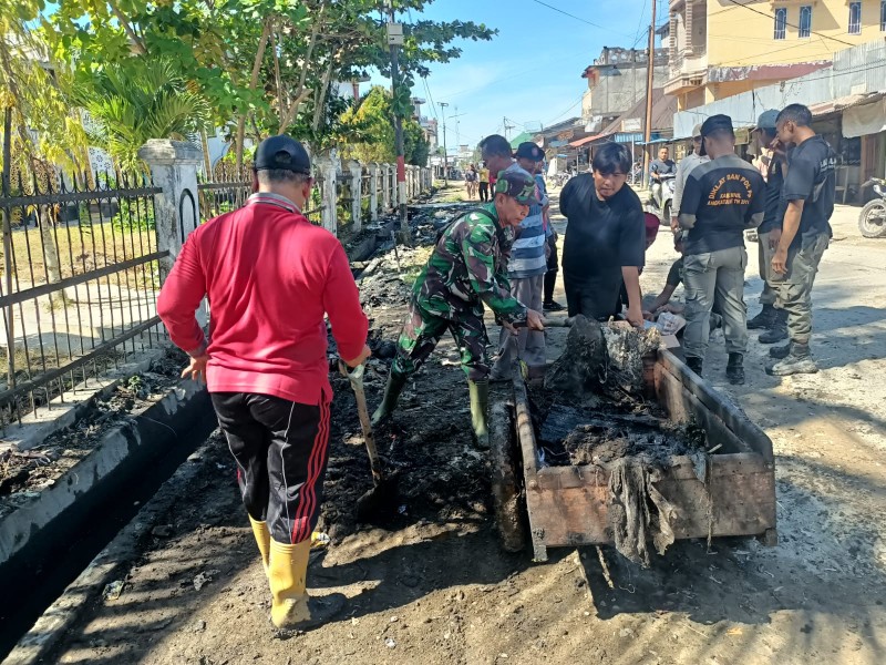 Babinsa Koramil 07/Reteh Lakukan Gotong Royong dengan Warga