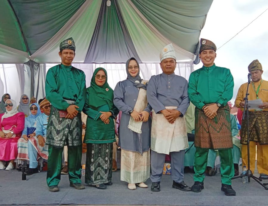 Bersama Forkopimcam, Danramil 03/Tempuling Hadiri Pelepasan Pawai Ta'aruf dan Buka Bazar MTQ Inhil ke-54 di Enok