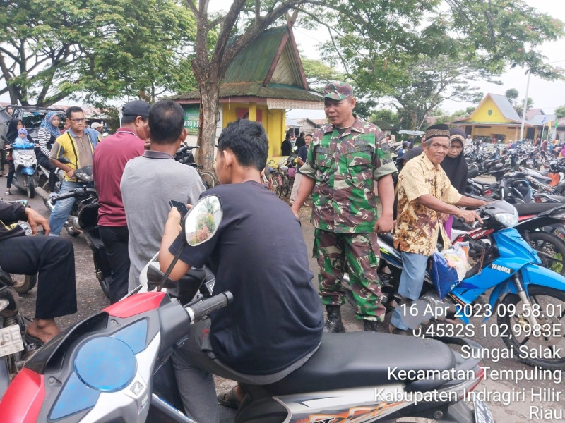 Jelang Hari raya Idul Fitri, Sambil Komsos Babinsa Koramil 03/Tpl Intensif Cek Harga kebutuhan Pokok warga