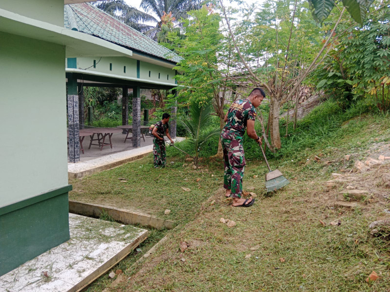 Pembersihan Pangkalan Kantor Bersama Babinsa Koramil 09/Kemuning