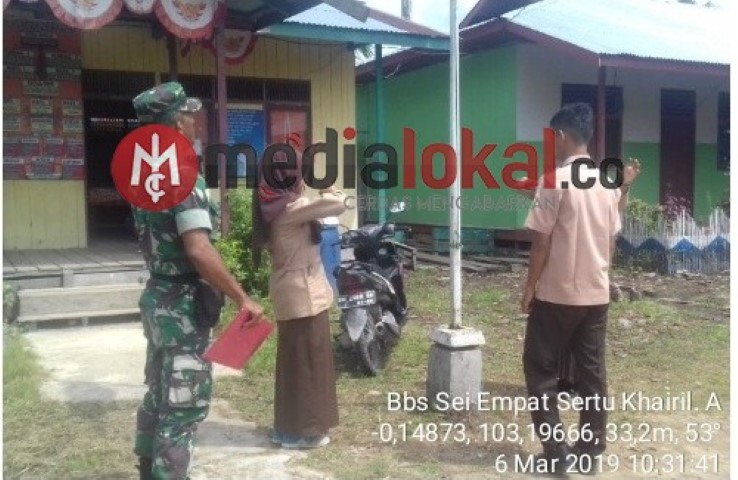 Babinsa Koramil O5/Gas Melatih Siswa Madrasyah Aliyah Dabilul Huda Tentang Upacara Bendera