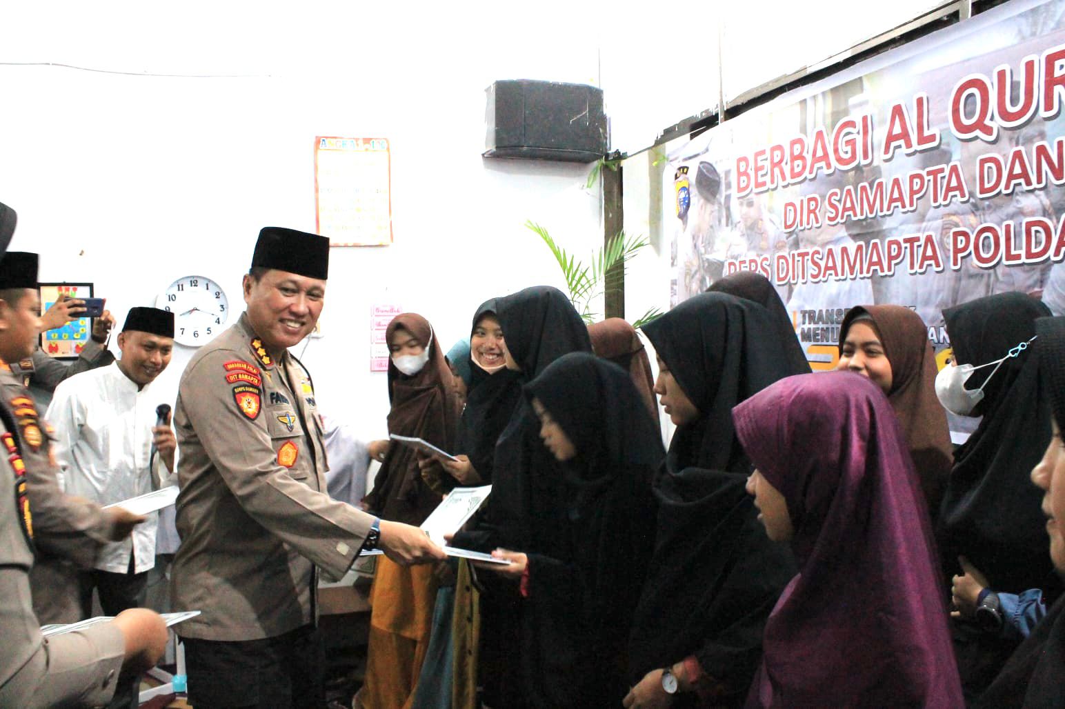 Polisi Di Riau Bagikan Ratusan Al Quran, Buku Yasin dan Tajwid Ke Pelosok Daerah Melalui Yayasan Al Haramain