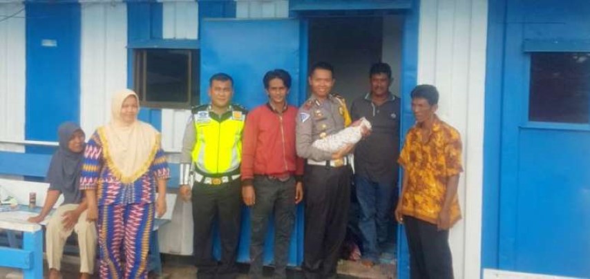 Seorang Ibu Melahirkan di Pos Lantas Poros Rimbang Melintang Rohil, Simak Kisahnya Disini 
