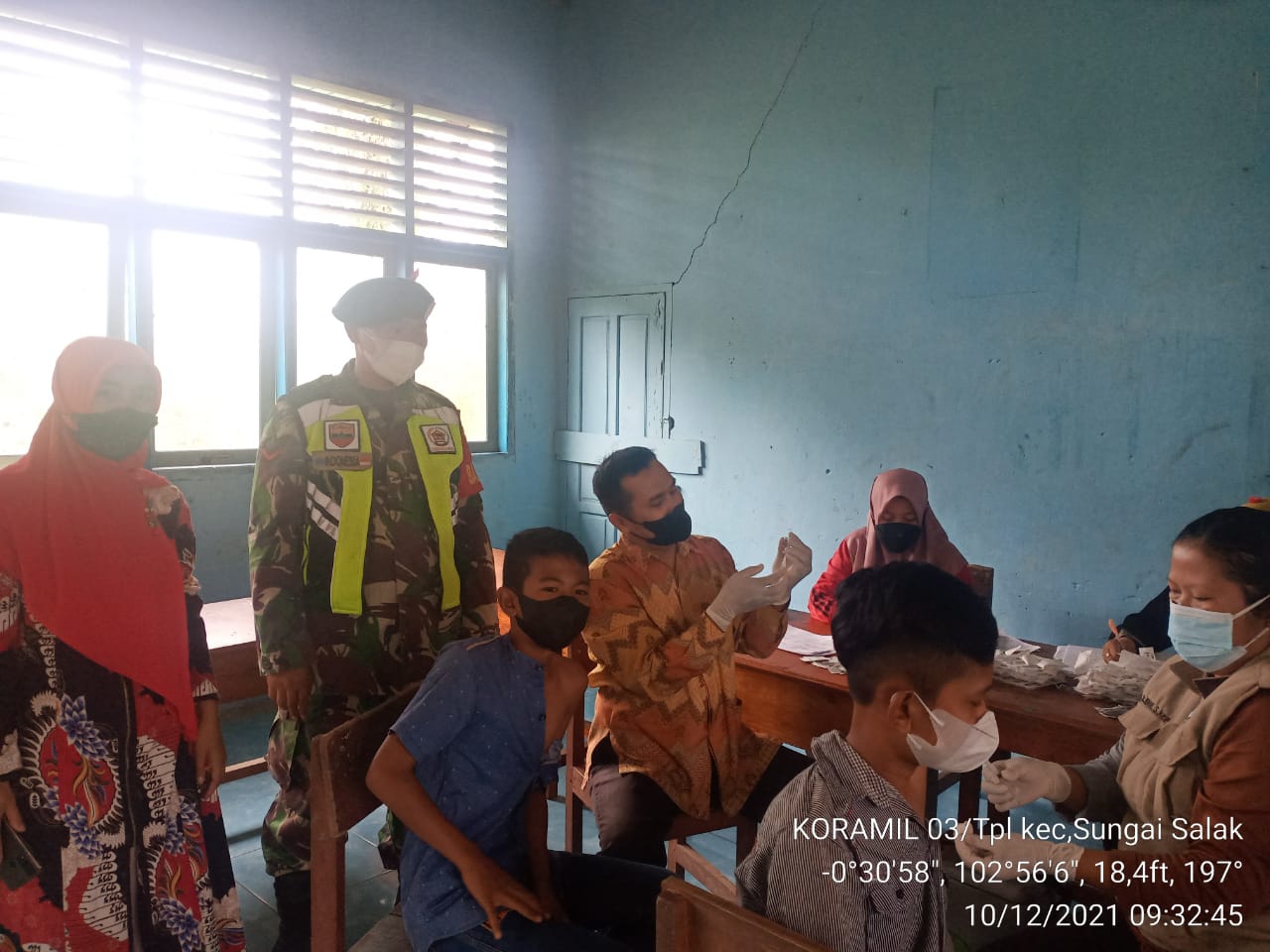 Percepat Herd Immunity Bagi Pelajar Babinsa 03/Tempuling Dampingi Vaksinasi Bagi Pelajar MTs