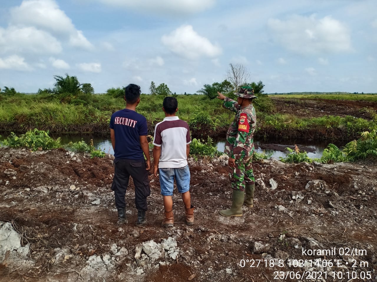 Babinsa Desa Rantau Panjang Rutin Lakukan Patroli Karhutla
