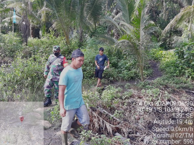Patroli dan Sosialisasi Karhutla di Sungai Lokan Rutin Dilakukan Babinsa