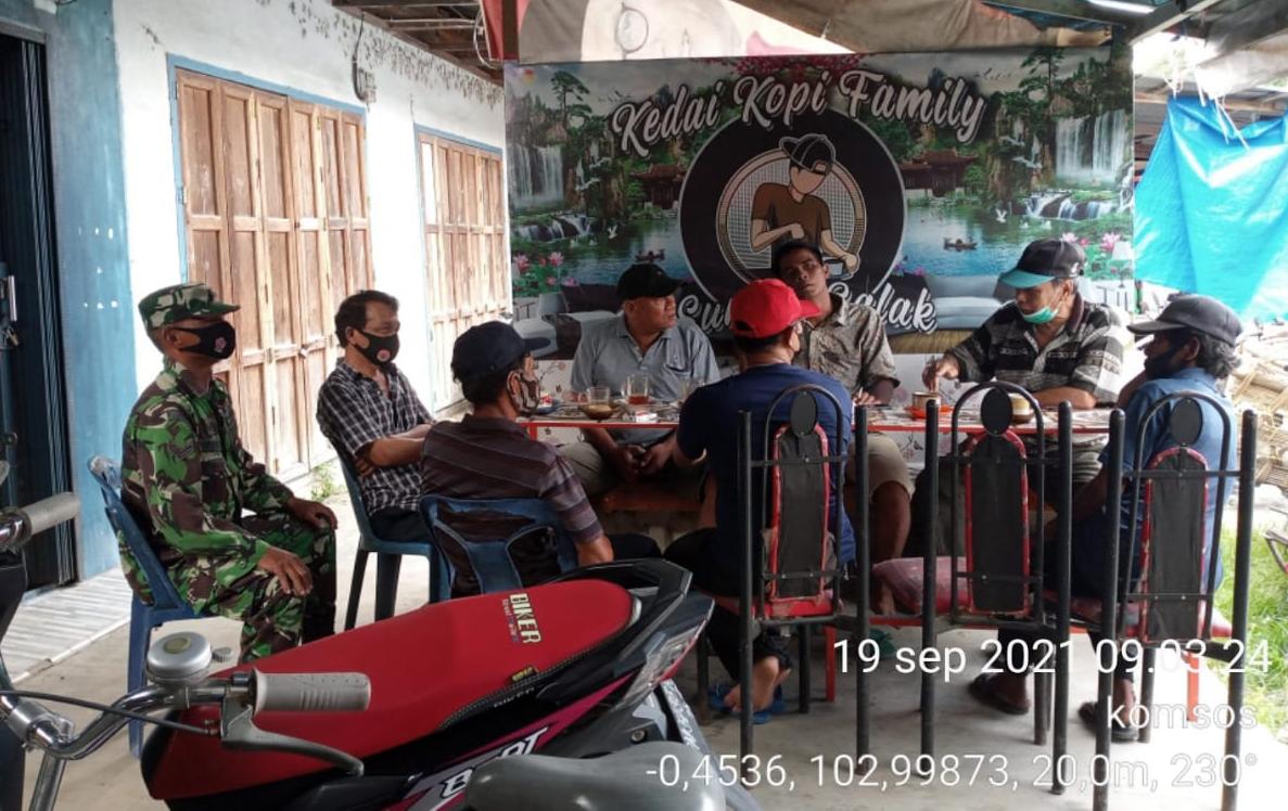 Babinsa 03/Tempuling Komsos dan Edukasi Prokes Covid-19 dengan Warga Binaan 