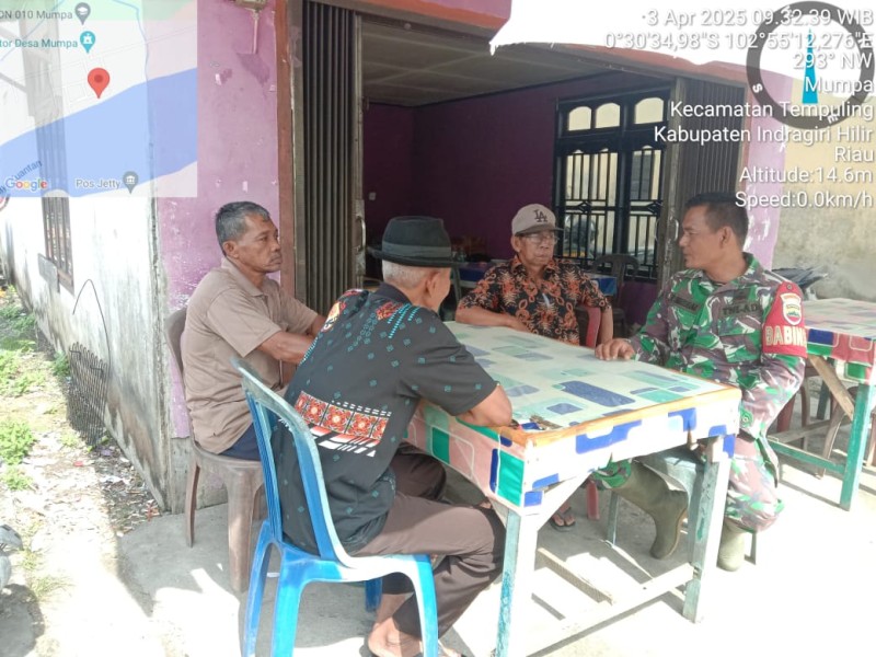 Lebaran Idul Fitri 1 Syawal 1446 H, Babinsa Koramil 03/Tempuling Sambangi Para Tokoh Masyarakat Di Warkop