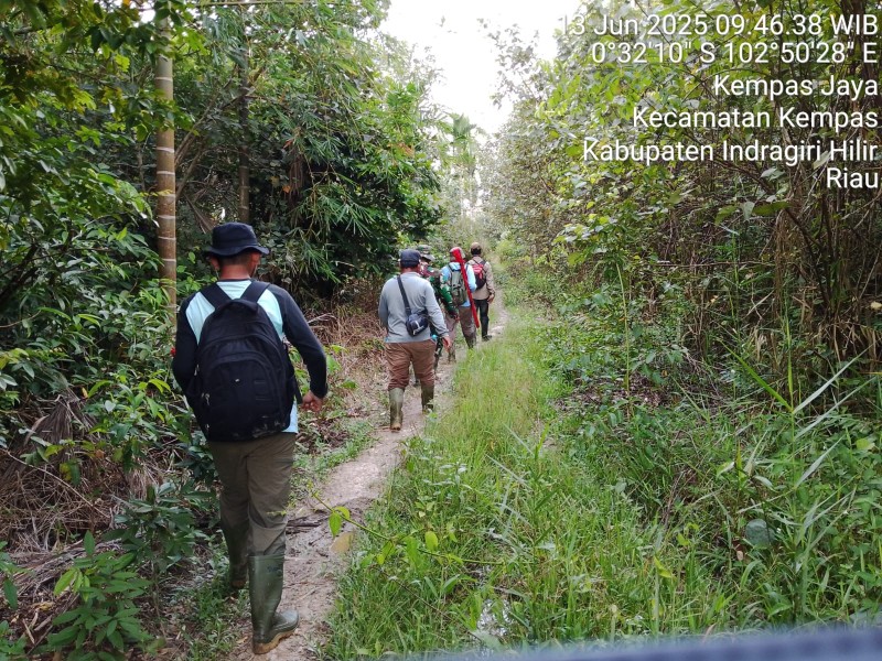 Babinsa Sertu Pardamaean Siregar Pastikan Wilayah Kempas Jaya Bebas dari Karhutla, Wujudkan Lingkungan yang Aman dan Sehat