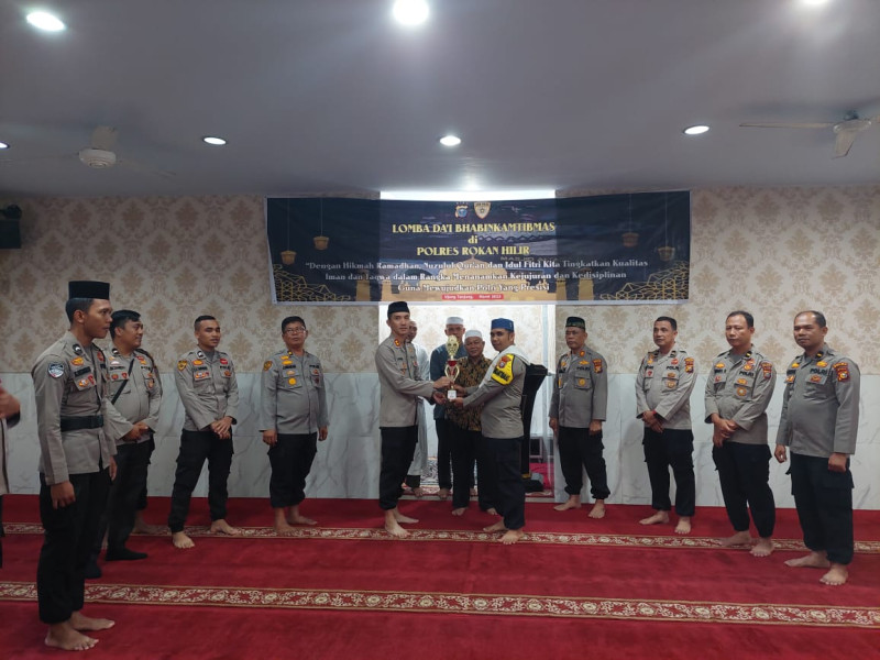 Kapolrea Rohil, Serahkan Trofi Lomba Da'i dan Qasidah Tinggkat Polres Rohil
