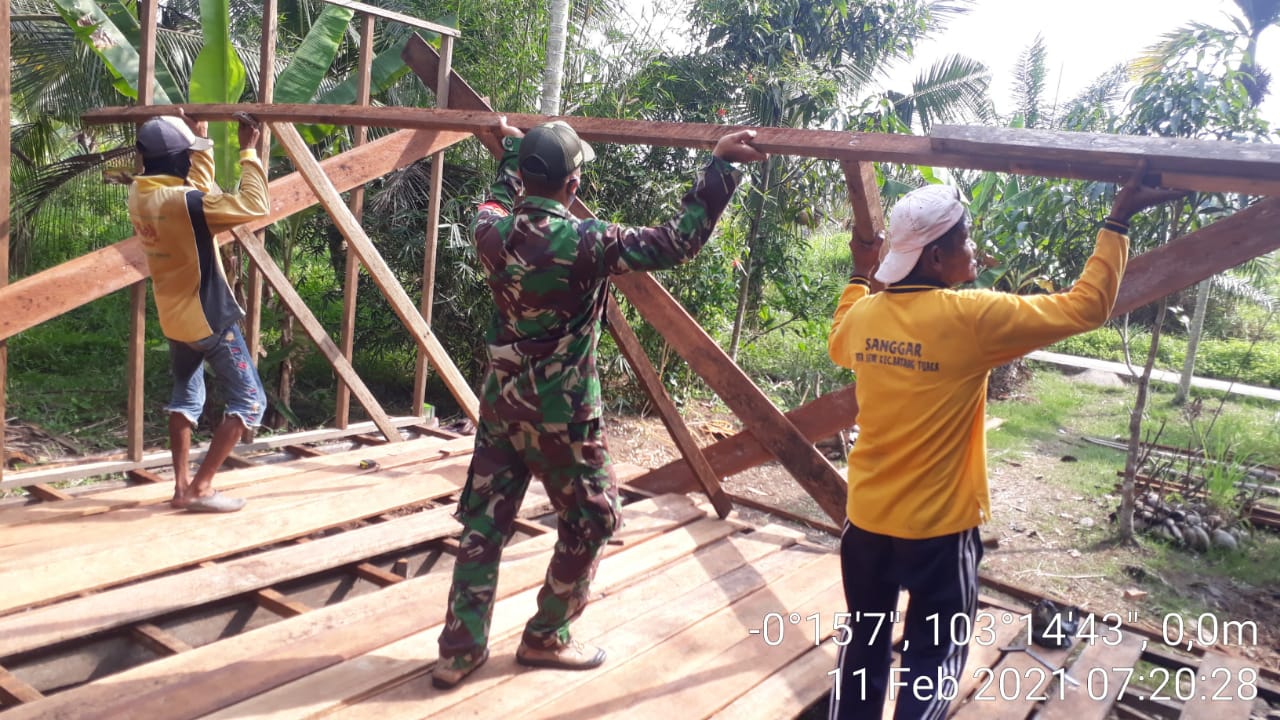 Koramil 12/Batang Tuaka Bantu Warga Dapatkan Rumah Layak Huni