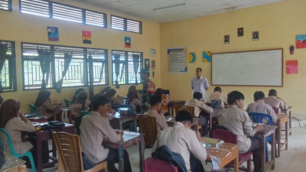 Berjalan Lancar, Babinsa Koramil 09/Kemuning Rutin Dampingi Kegiatan Makan Sehat Bergizi oleh SPPG Kecamatan Kemuning