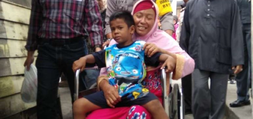 Polresta Pekanbaru Bantu Ibuk yang Berjualan dengan Kursi Roda