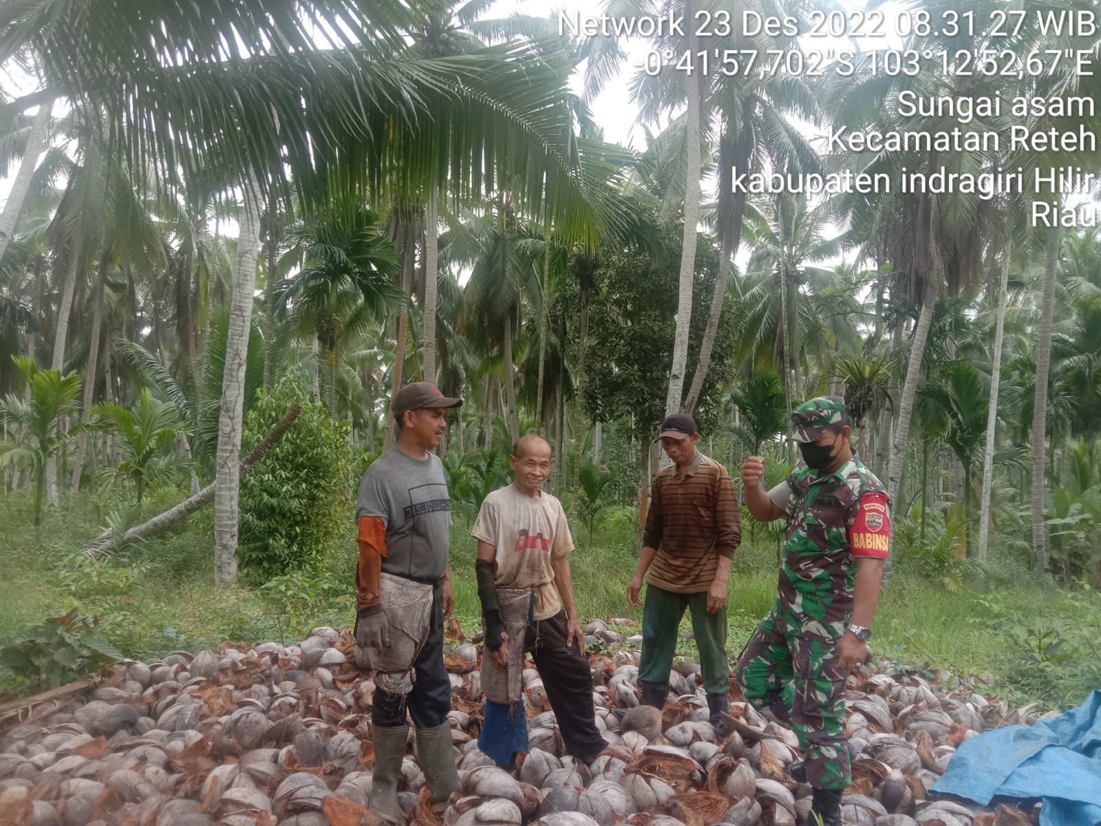 Bersama Masyarakat Petani, Serda Pardamean Turun Ke Wilayah