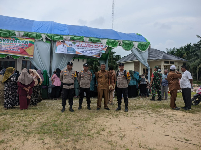 Polsek Kempas Lakukan Pengamanan Pasar Murah, Sampaikan Pesan Pemilu Damai