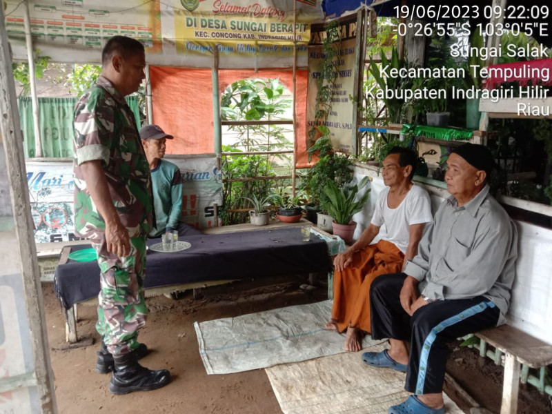Sambangi Warga, Babinsa 03/Tpl Serka Nuryadi Pererat Hubungan Kekeluargaan Di Desa Binaan