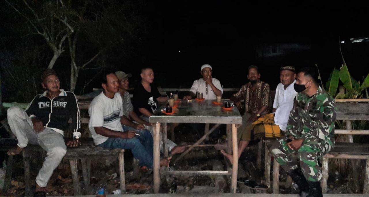Babinsa Koramil 03/Tempuling Komsos Di Kampung Pancasila Lingkungan Binaan