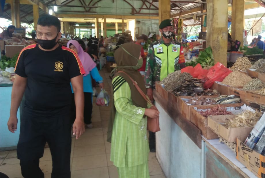 Babinsa Koramil 03/Siak Bersama Security Pasar Laksanakan Pendisiplinan Prokes di Pasar Belantik