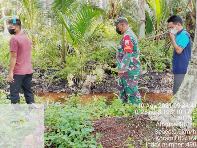 Babinsa 02/Tanah Merah Lakukan Patroli dan Sosialisasi Karhutla di Sungai Lokan
