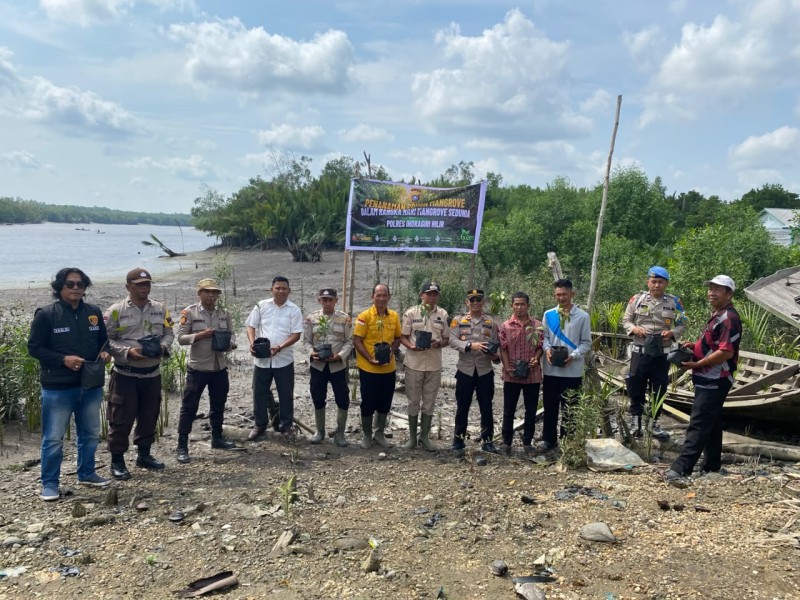 Mengawal Alam Menjaga Negeri, Polsek Enok Tanam Mangrove Serentak di Simpang Tiga Laut
