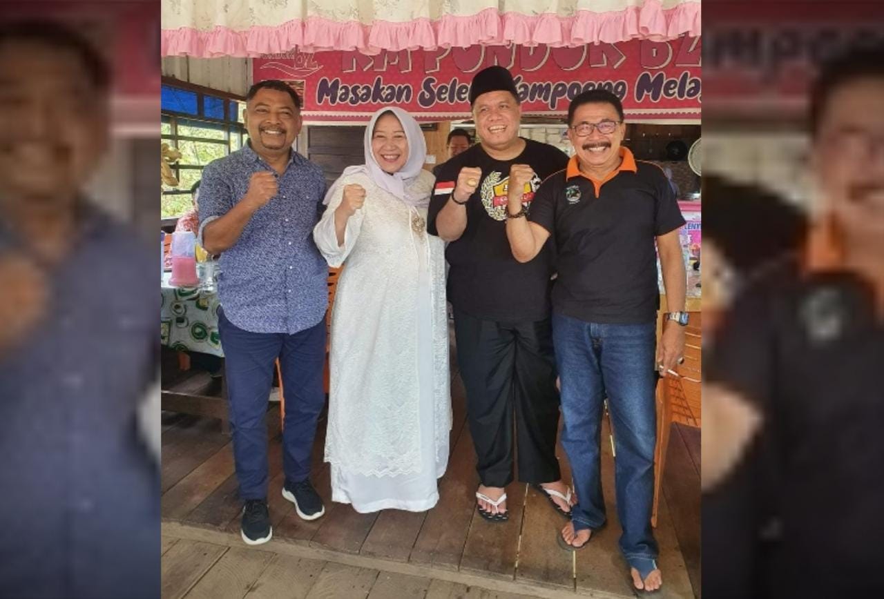 Bersama Dua Ketua Parpol, Foto Mirip Siti Aisyah 'Bupatiku' Viral di Facebook