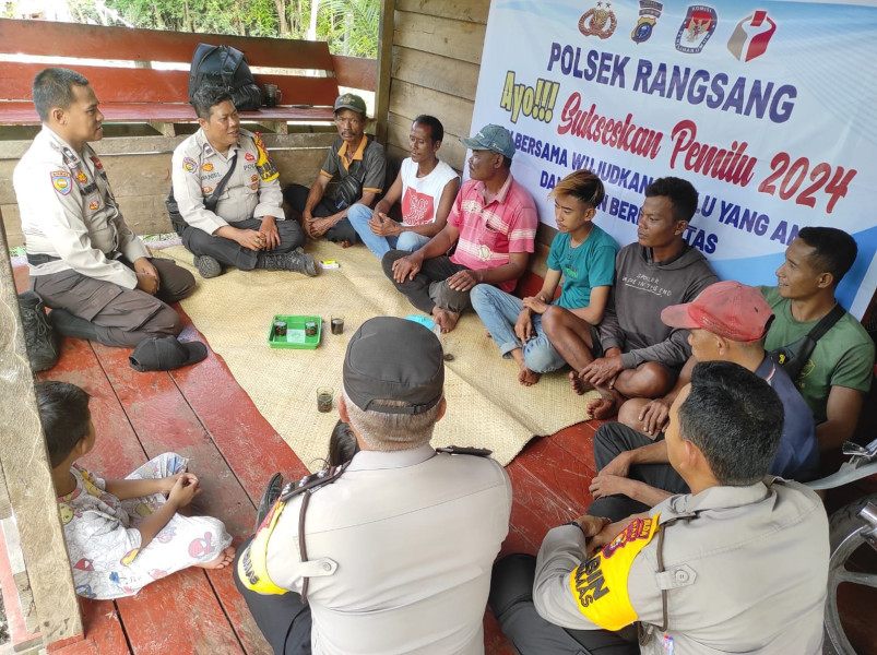 Giat Cooling System Pemilu Damai 2024, Bhabinkamtibmas Polsek Rangsang Harus Lewati Medan Berat Jumpai Masyarakat Suku Pedalaman