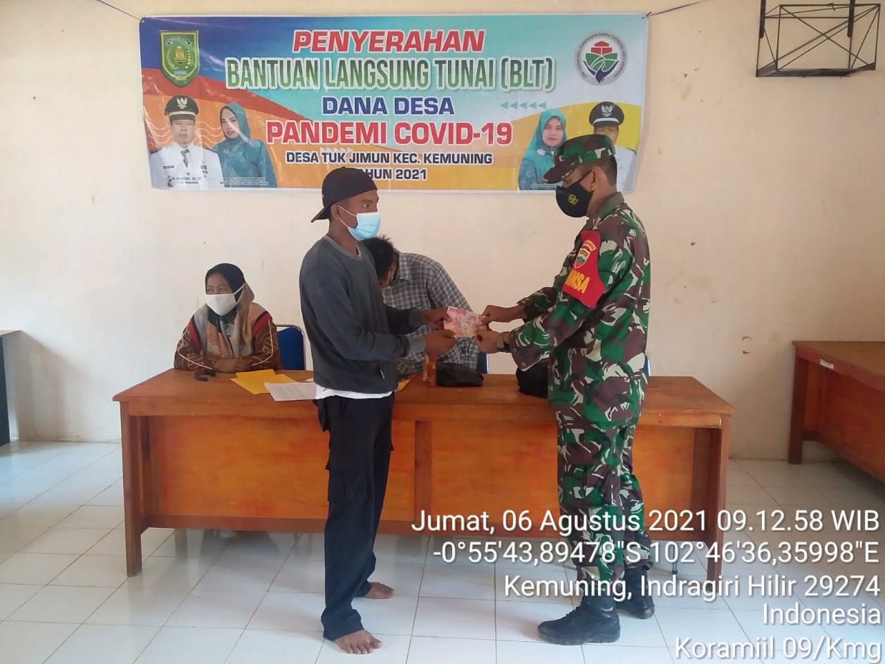 Babinsa 09/Kemuning Dampingi Penyaluran BLT di Desa Tukjimun